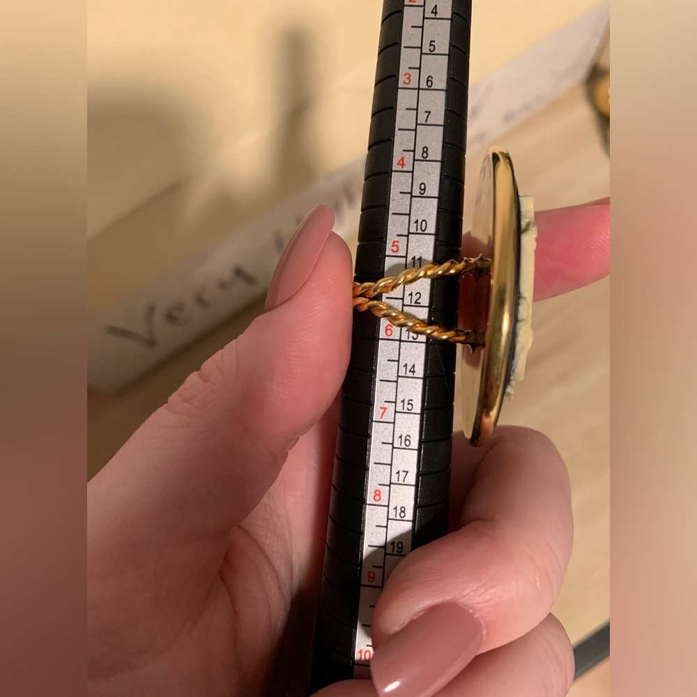 "R" INTIAL GOLD TONE RING - Picture 4 of 4